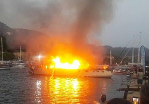 Limanda demirli lüks tekne yanarak kül oldu